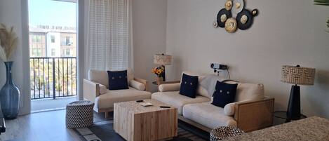 Televisión, tenis de mesa, estéreo y monitor de computadora