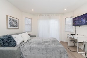 Strykejern/-brett, internettilgang og sengetøy