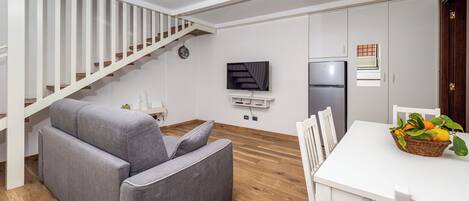 Standard-Apartment | Wohnbereich | 46-Zoll-Smart-TV mit Digitalempfang