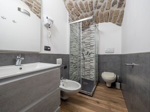 Standard Apartment | Bathroom | Shower, hair dryer, towels, soap - Casa Mirty (Sant'Agnello)