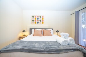 3 bedrooms, iron/ironing board, WiFi, bed sheets - Central 3BR Home - Steps from Mountain View DT, Castro St (Mountain View)