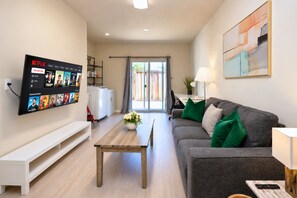 Living area - Central 3BR Home - Steps from Mountain View DT, Castro St (Mountain View)