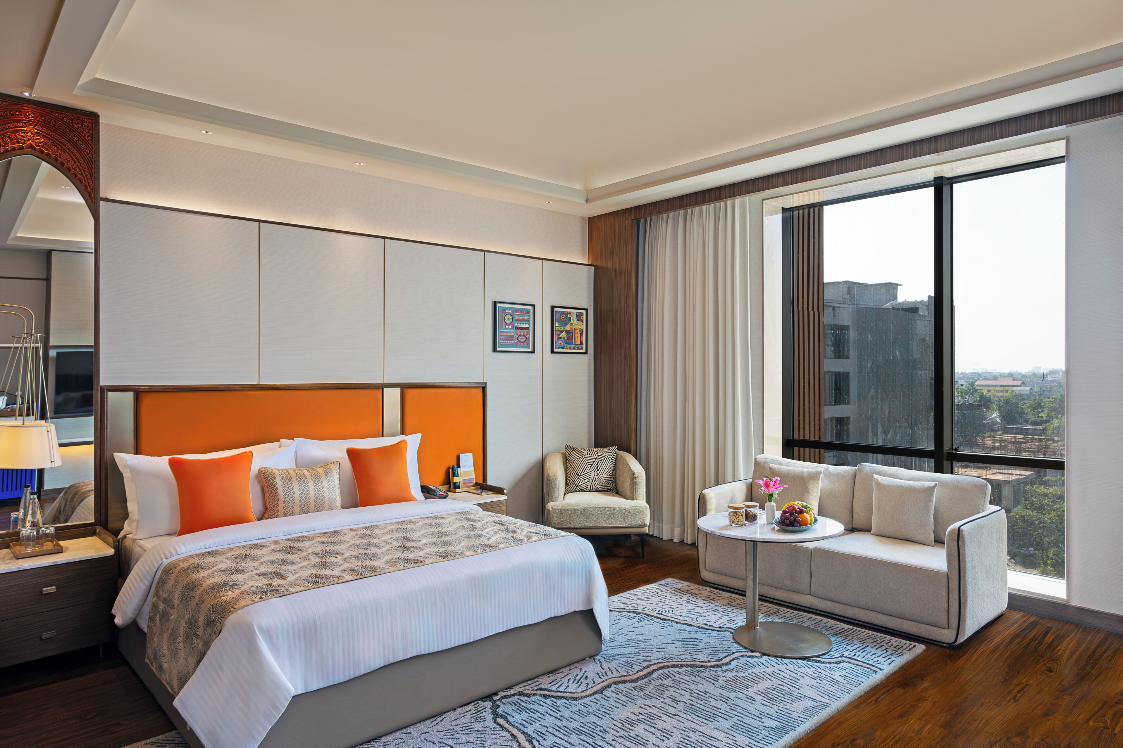 خزنة داخل الغرفة ومكتب ومساحة عمل للكمبيوتر المحمول ومكواة/لوح كي