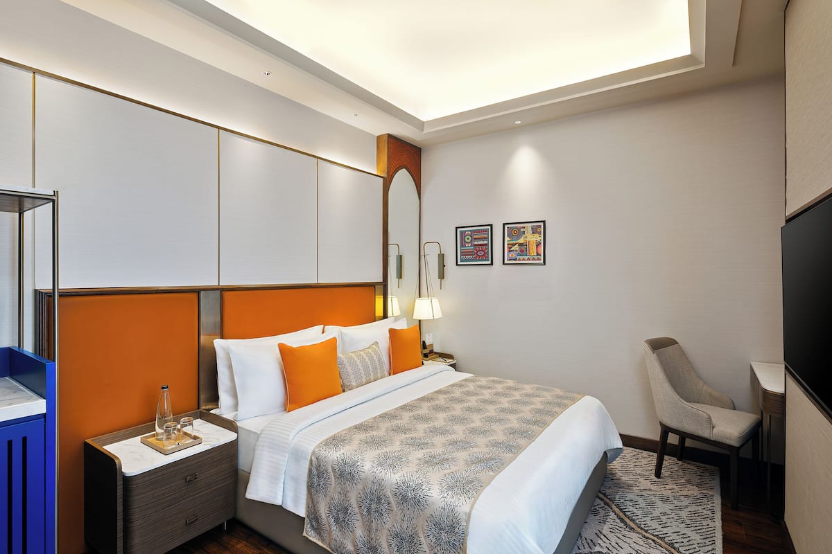 Habitación Deluxe, 1 cama King size (Deluxe Room) | Caja de seguridad en la habitación y escritorio