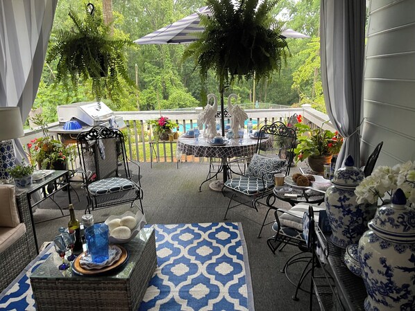 Outdoor dining - Great 1 BR Condo in Spartanburg! (Spartanburg)