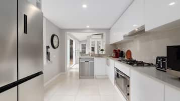 Apartamento | Cozinha privada | Geladeira, micro-ondas, fogão, cooktop