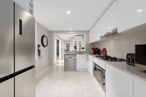 Apartamento | Cozinha privada | Geladeira, micro-ondas, fogão, cooktop