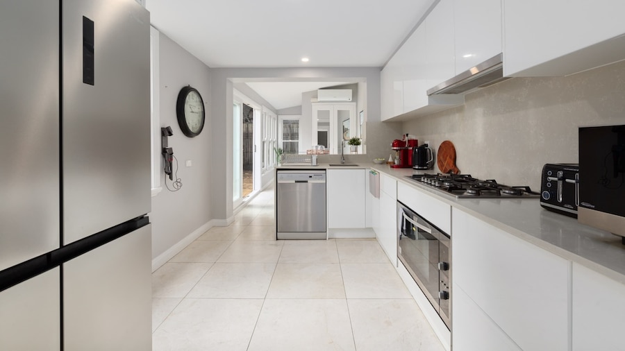 Spacious Inner-city House With Balcony Views