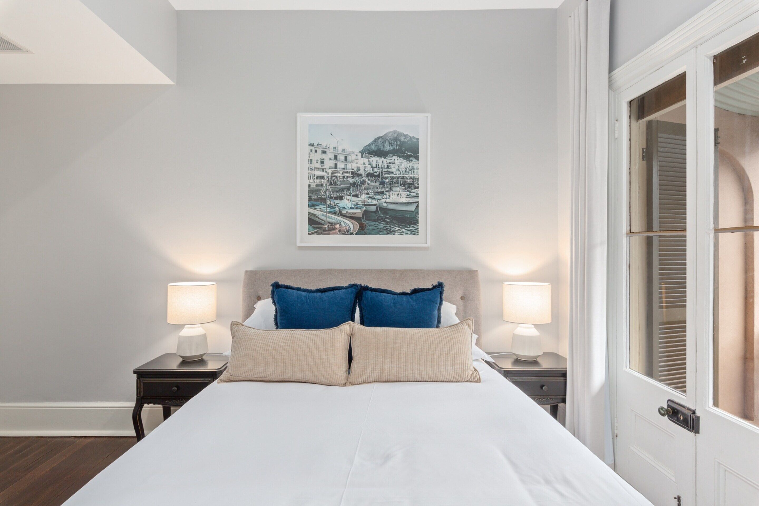 4 habitaciones, tabla de planchar con plancha y ropa de cama 