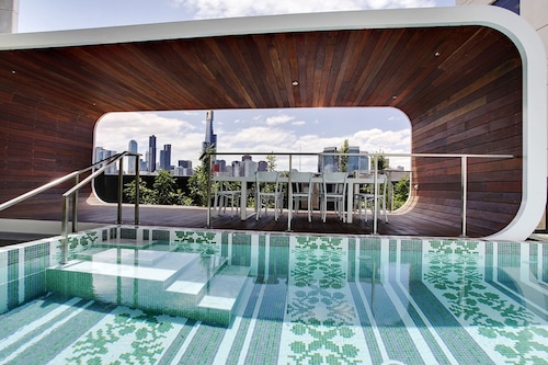 Chic City Escape With Pool, Gym & Parking