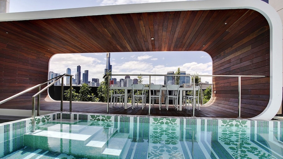 Chic City Escape With Pool, Gym & Parking