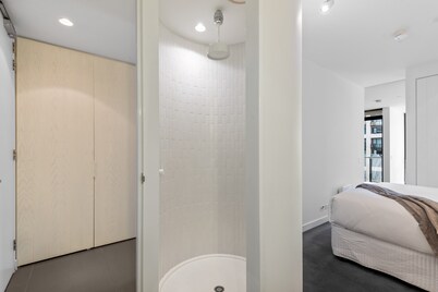 Chic City Escape With Pool, Gym & Parking