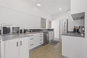 Apartment | Private kitchen - Spacious 3-bed With Outdoor Dining Near Airport (Melbourne)