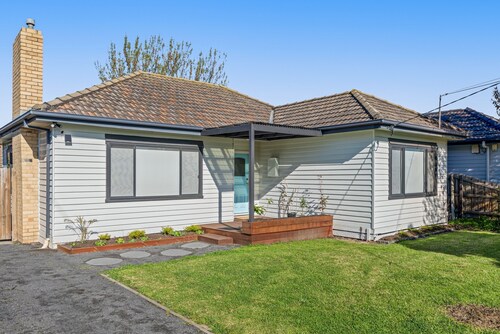 Spacious 3-bed With Outdoor Dining Near Airport