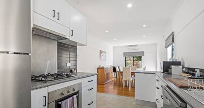 Spacious 3-bed With Outdoor Dining Near Airport