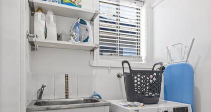 Spacious 3-bed With Outdoor Dining Near Airport