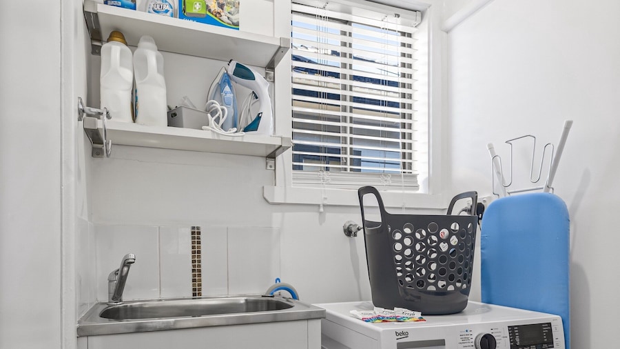 Spacious 3-bed With Outdoor Dining Near Airport