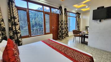 Family Room | Iron/ironing board, free WiFi