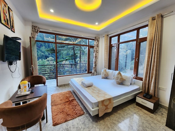 Habitación superior, balcón, vistas a la montaña | Tabla de planchar con plancha y wifi gratis