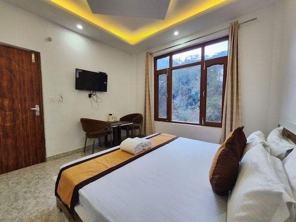 Deluxe Room, Balcony, Valley View | Iron/ironing board, free WiFi