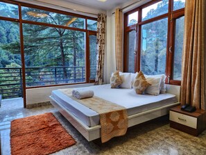 Habitación superior, balcón, vistas a la montaña | Tabla de planchar con plancha y wifi gratis