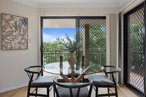 Apartment | Dining - Comfy 2-bedroom Family Apartment With Free Parking (Brisbane)