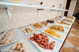 Free daily buffet breakfast