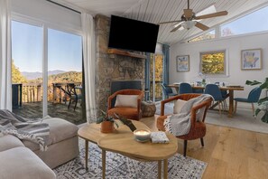 TV connectée, cheminée, table de tennis de table