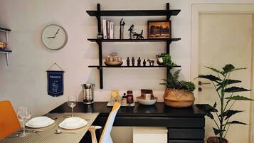 Apartment, 1 Bedroom, Smoking, Patio | Dining