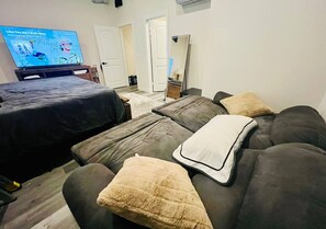 Room - DoCo Cozy Loft Hideaway (Sacramento)