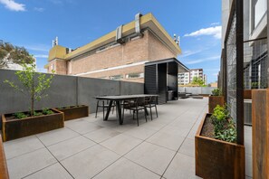Apartment | Balcony - Cosy Braddon Studio With BBQ Area (Canberra)