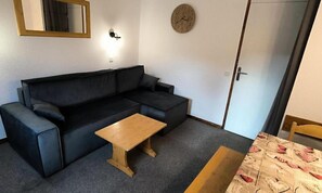 Living area - Apartment in Cuzco With Ski Slope Access (Les Belleville)