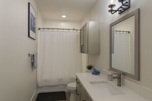 Hårføner, håndklær, såpe og toalettpapir