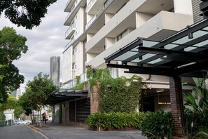 Apartment | Reception - Best Location 2-bed With Gym, Pool 7-min From CBD (Brisbane)