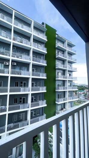 Balcony - Room-quiet Modern Studio for Work and Re (Iloilo)