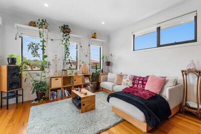 Charming Retro Townhouse in Vibrant Coburg