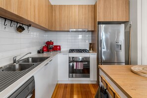 Apartment | Private kitchen - Charming Retro Townhouse in Vibrant Coburg (Melbourne)