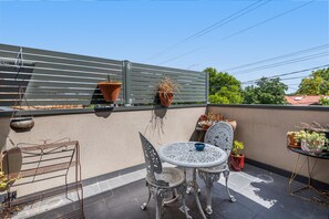 Apartment | Balcony - Charming Retro Townhouse in Vibrant Coburg (Melbourne)