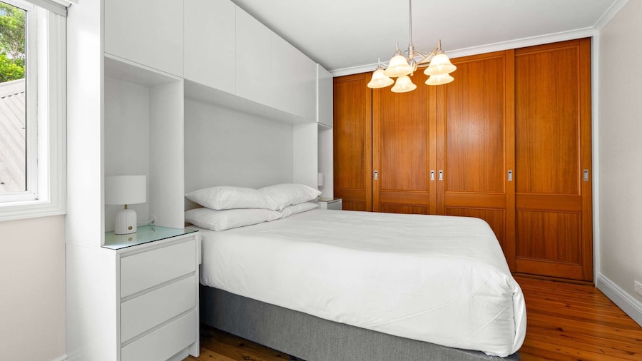Elegant 1-bed With Study by Balmain Wharf