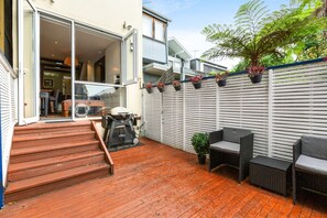1 bedroom, laptop workspace, iron/ironing board, bed sheets - Elegant 1-bed With Study by Balmain Wharf (Sydney)