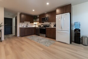 Jääkaappi, mikroaaltouuni, uuni, liesi