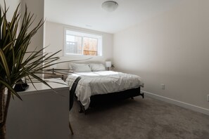 Työpöytä, silitysrauta/-lauta, ilmainen Wi-Fi, vuodevaatteet