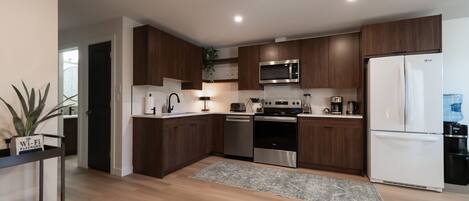 Réfrigérateur, micro-ondes, four, plaque de cuisson