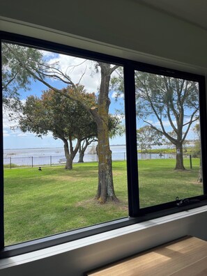 Mini-fridge, microwave, stovetop, toaster - Lake Colac Holiday Park (Colac)