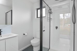 Shower, towels, soap, shampoo - Lake Colac Holiday Park (Colac)