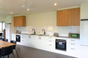 Mini-fridge, microwave, stovetop, toaster - Lake Colac Holiday Park (Colac)
