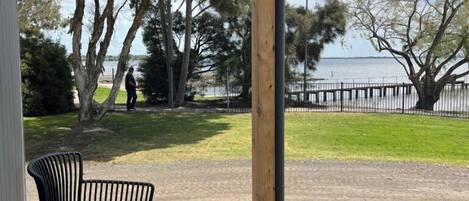 Lakeview Studio Cabin | Terrace/patio