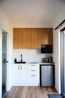 Frigobar, microondas, placa de cocina, tetera/pava eléctrica