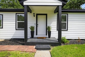 Exterior detail - 
Stylish 4BR/2BA Home in the Heart of Houston; Sleeps 9, Modern Comfort & Charm (Houston)