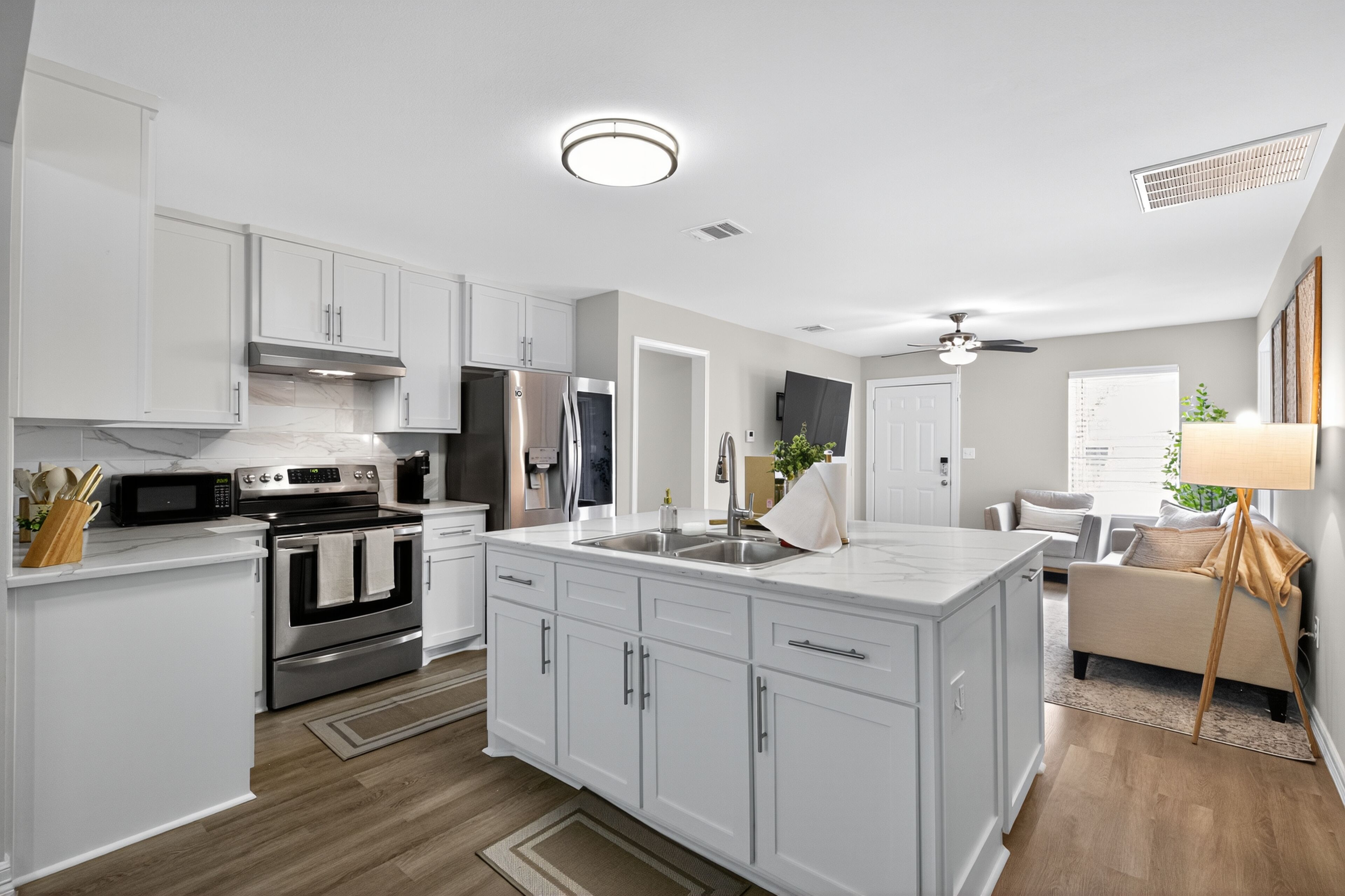 Microondas, horno, placa de cocina y lavavajillas